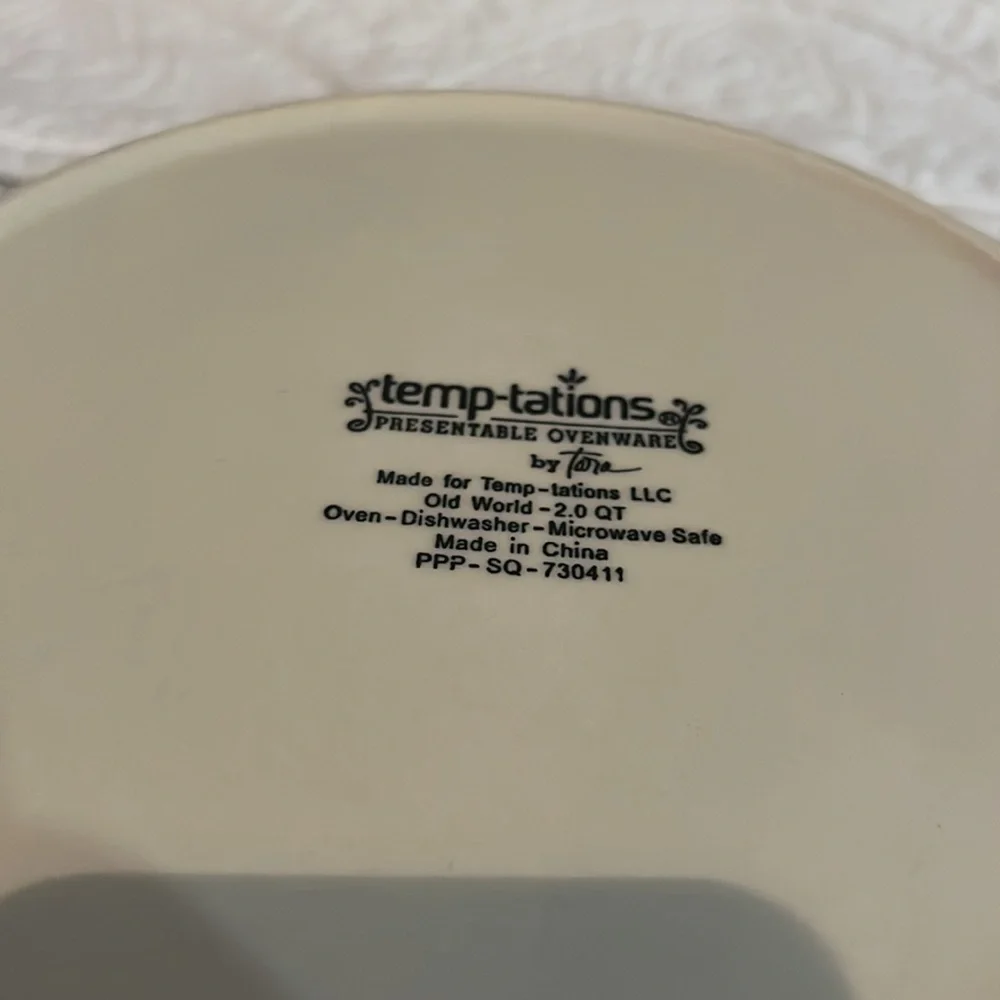 Temptations Old World 2 quart dish with‎ box